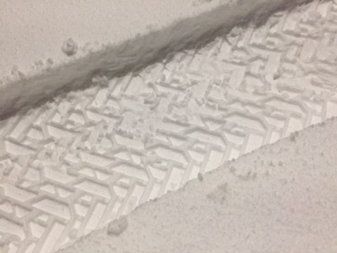 ランクル　タイヤ跡　雪道